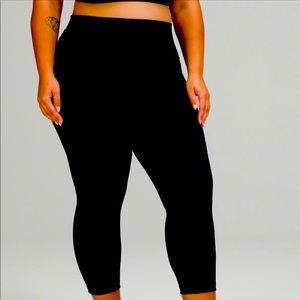 BNWT - lululemon wunder under high rise crops 21” black size 8